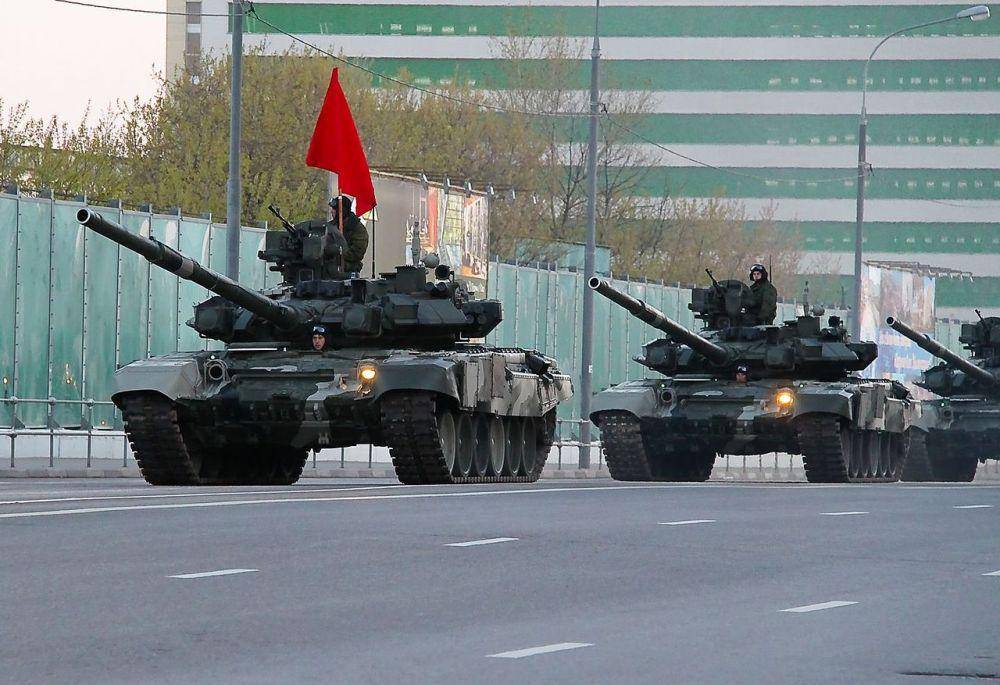 pasukan tempur Rusia beriringan dengan tank buatan mereka (commons.wikimedia.org/Vitaliy Ragulin)