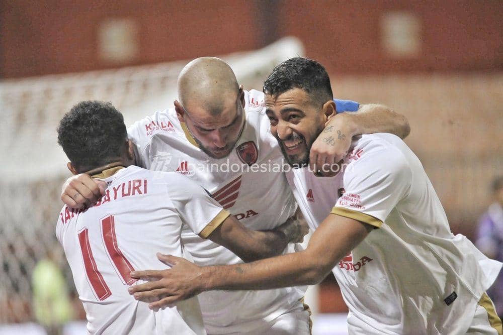 Para pemain PSM Makassar merayakan gol ke gawang Madura United dalam laga pekan ke-32 BRI Liga 1 2022-23 yang berlangsung di Stadion Gelora Ratu Pamelingan Pamekasan, Jumat 31 Maret 2023. (Dok. PT Liga Indonesia Baru)