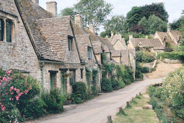 Bibury (unsplash.com/George Hiles)