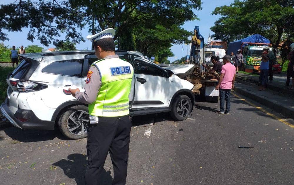 Minibus tabrak pemotor dan pejalan kaki di Lamongan. Dok Istimewa