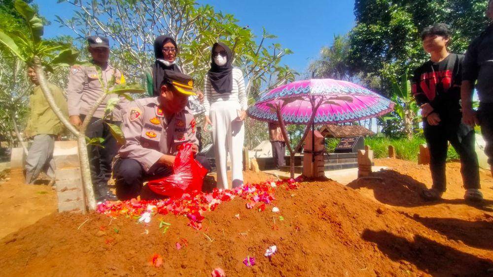 Proses pemakaman korban Irsyad dan Wahyu Triningsih. (IDN Times/Istimewa)