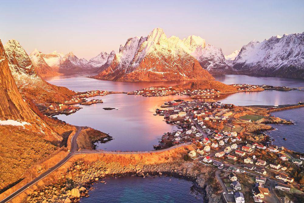 Reine (unsplash.com/Johny Goerend)