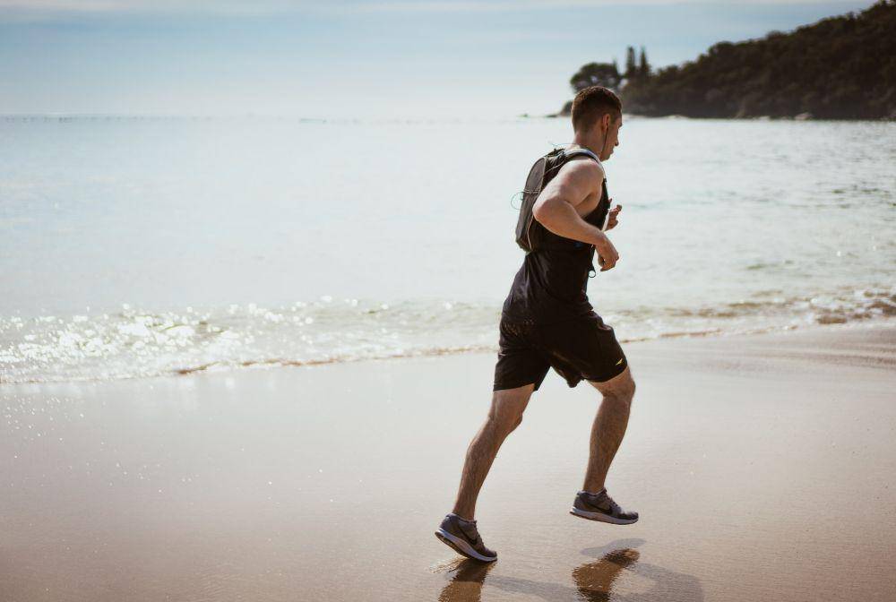 ilustrasi joging di tepi pantai (pexels.com/Leandro Boogalu)
