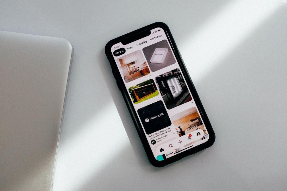 ilustrasi ponsel (unsplash.com/Charles Deluvio)