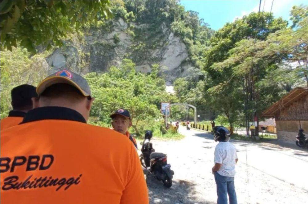 Ngarai Sianok yang longsor akibat gempa bumi berkekuatan magnitudo 4,5 pada Sabtu, (8/4/2023). (ANTARA FOTO)