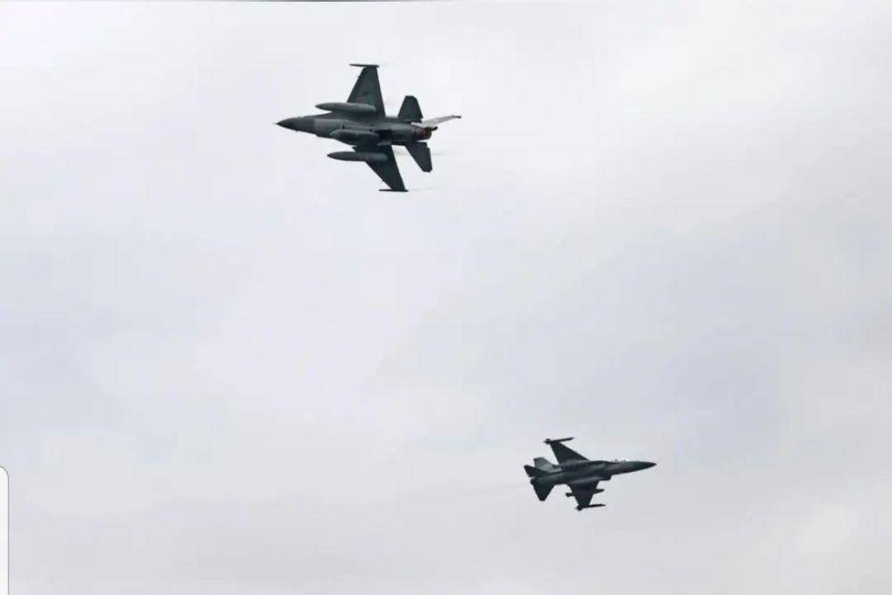 Dua pesawat T-50 Golden Eagle dan satu F-16 Fighting Falcon bakal ikut demo HUT ke-77 TNI Angkatan Udara. (www.instagram.com/@militer.udara)