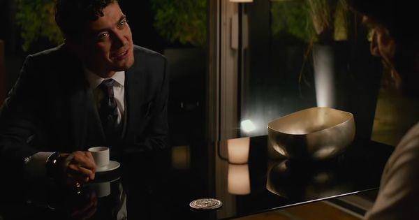 Santino memperlihatkan Marker pada John  ( Dok. Lionsgate / John Wick 2 )