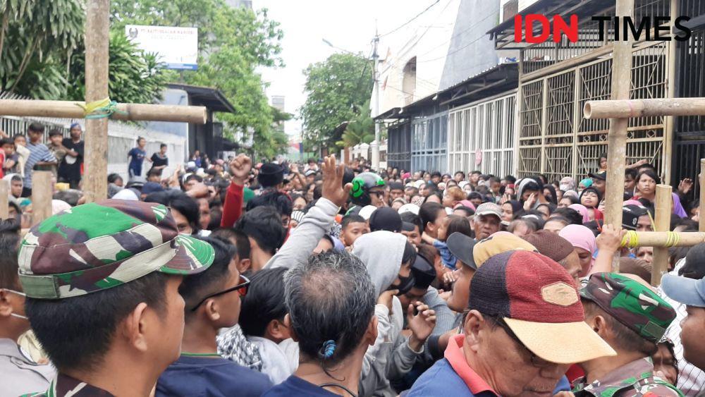 Ribuan Warga Makassar Berdesakan Antre Infak dari Pengusaha