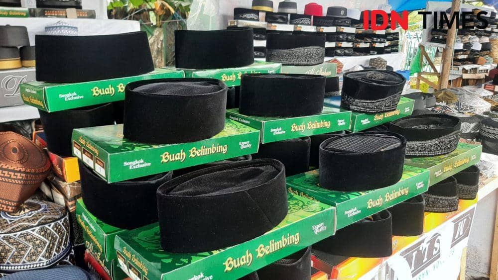 Songkok hitam Soekarno masih jadi primadona di Makassar. (Dahrul Amri/IDN Times Sulsel)