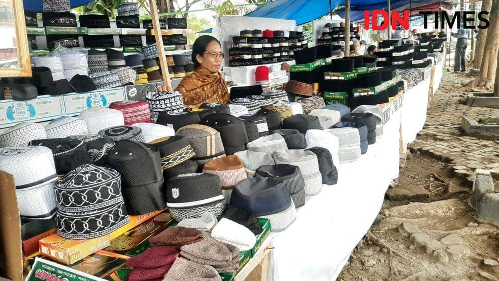 Jejeran pedagang songkok di Jalan Masjid Raya, Kota Makassar. Dahrul Amri/IDN Times Sulsel)