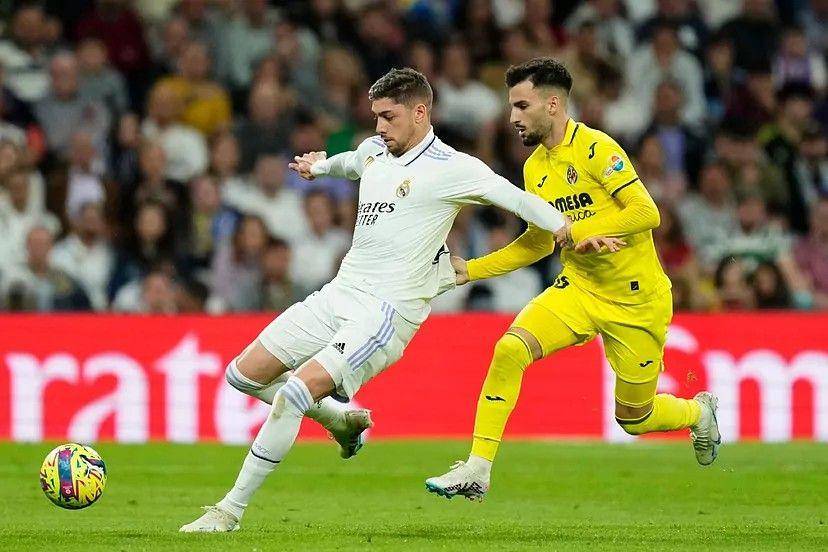 Gelandang Real Madrid, Fede Valverde, saat berduel dengan pemain Villarreal, Alex Baena (Marca)