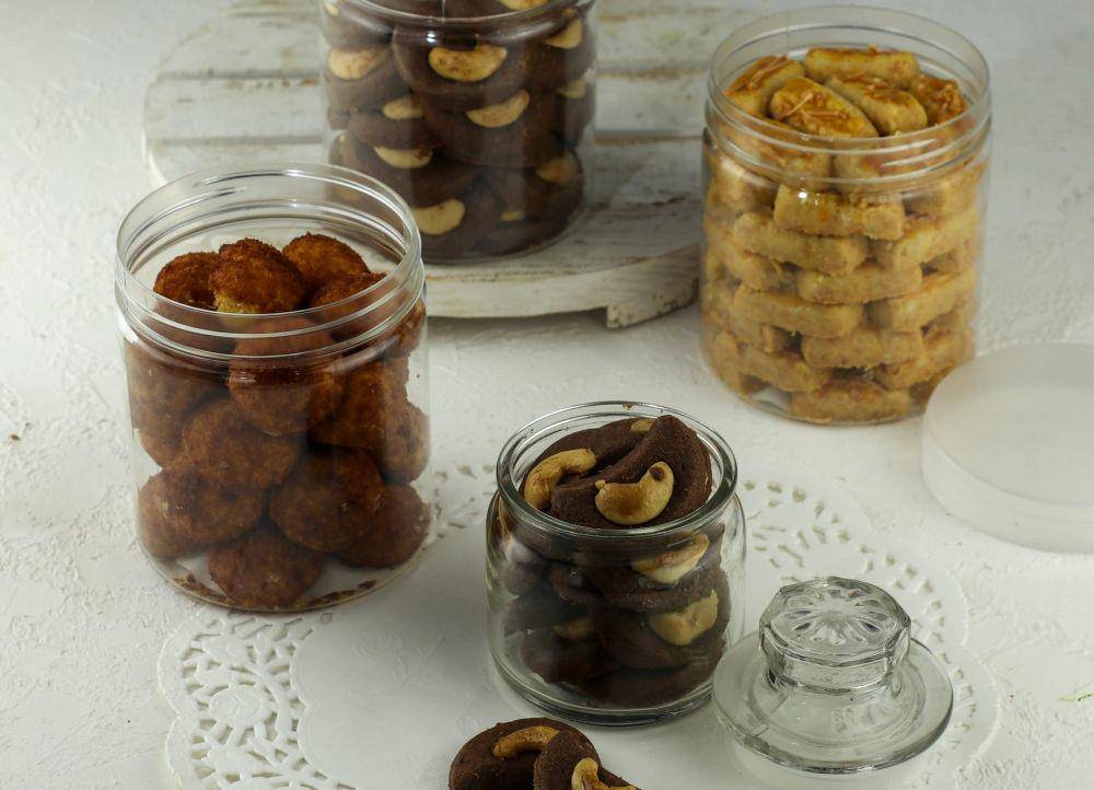 kue kering berbagai jenis di dalam stoples (vecteezy.com/p.sanyoto968635)