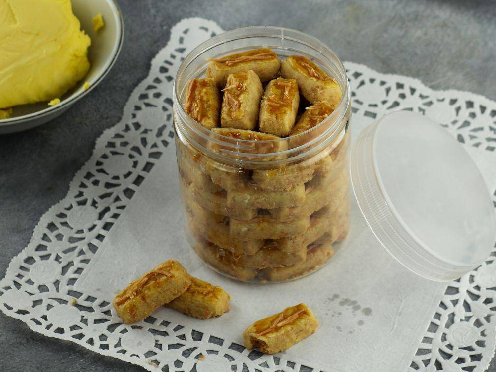 kue kastengel di dalam stoples (vecteezy.com/p.sanyoto968635)