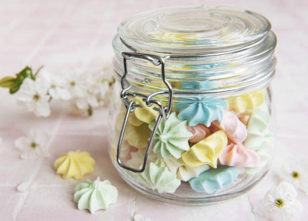 kue meringue di dalam stoples (vecteezy.com/Olena Rudo)
