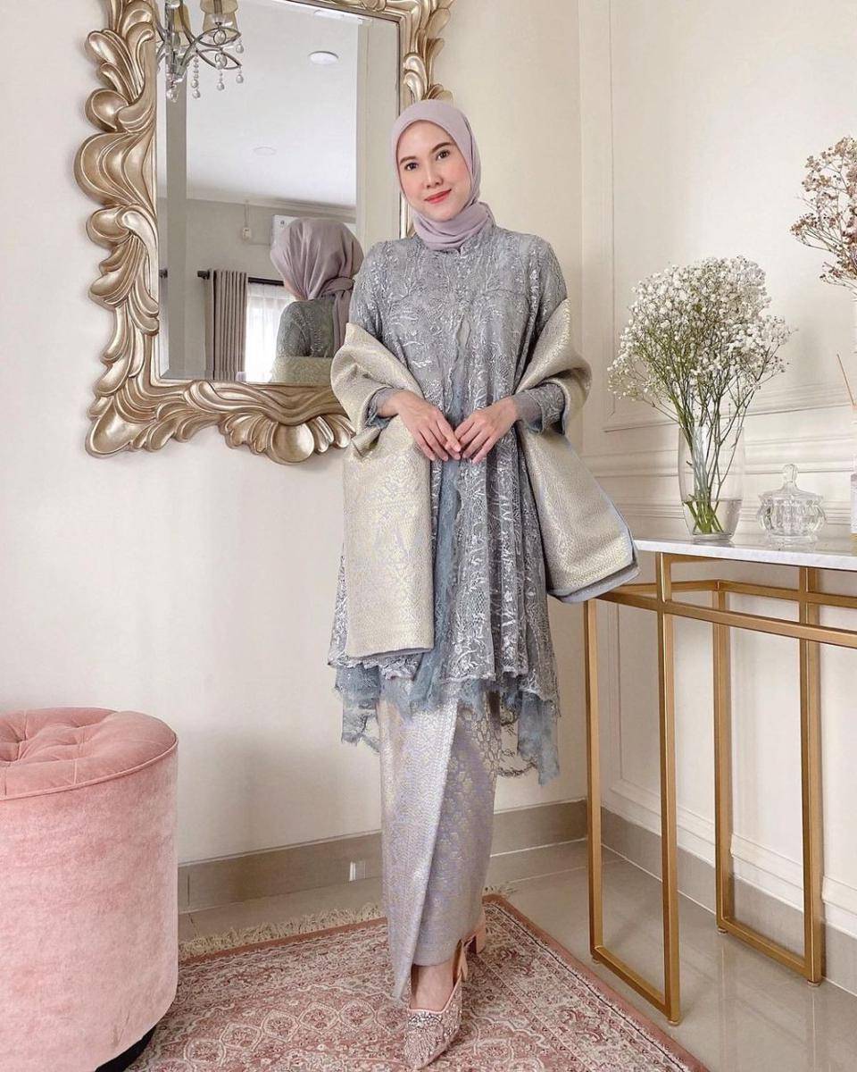 Outfit brokat. (instagram.com/vita.nurvitasari)