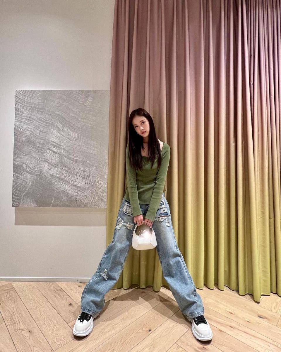 J STAYC (instagram.com/stayc_highup)