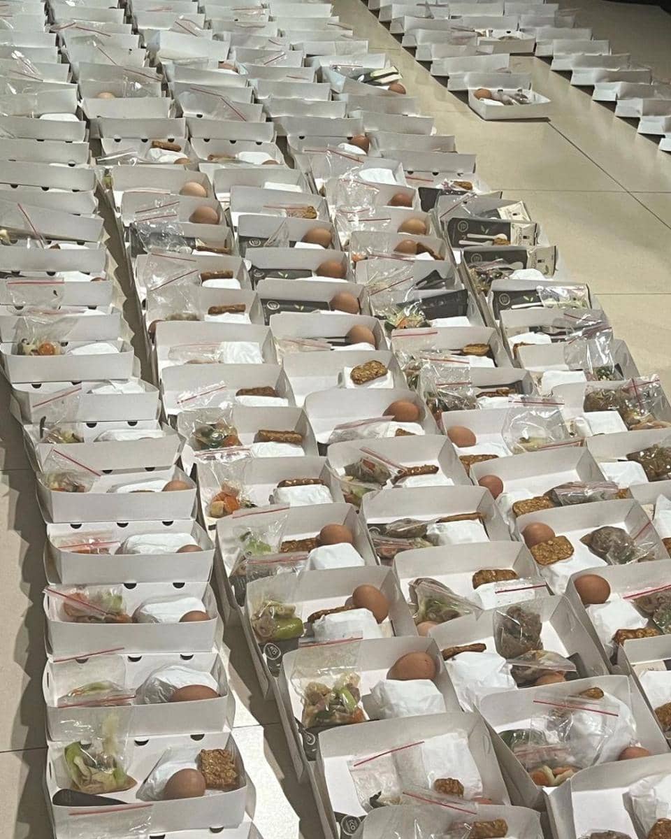 momen Prilly Latuconsina bagi-bagi makanan gratis (instagram.com/prillylatuconsina96)