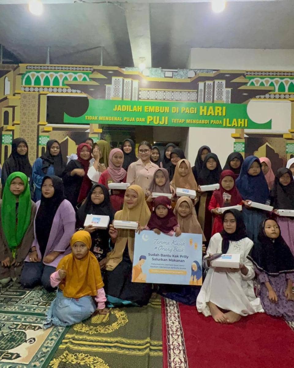 momen Prilly Latuconsina bagi-bagi makanan gratis (instagram.com/prillylatuconsina96)