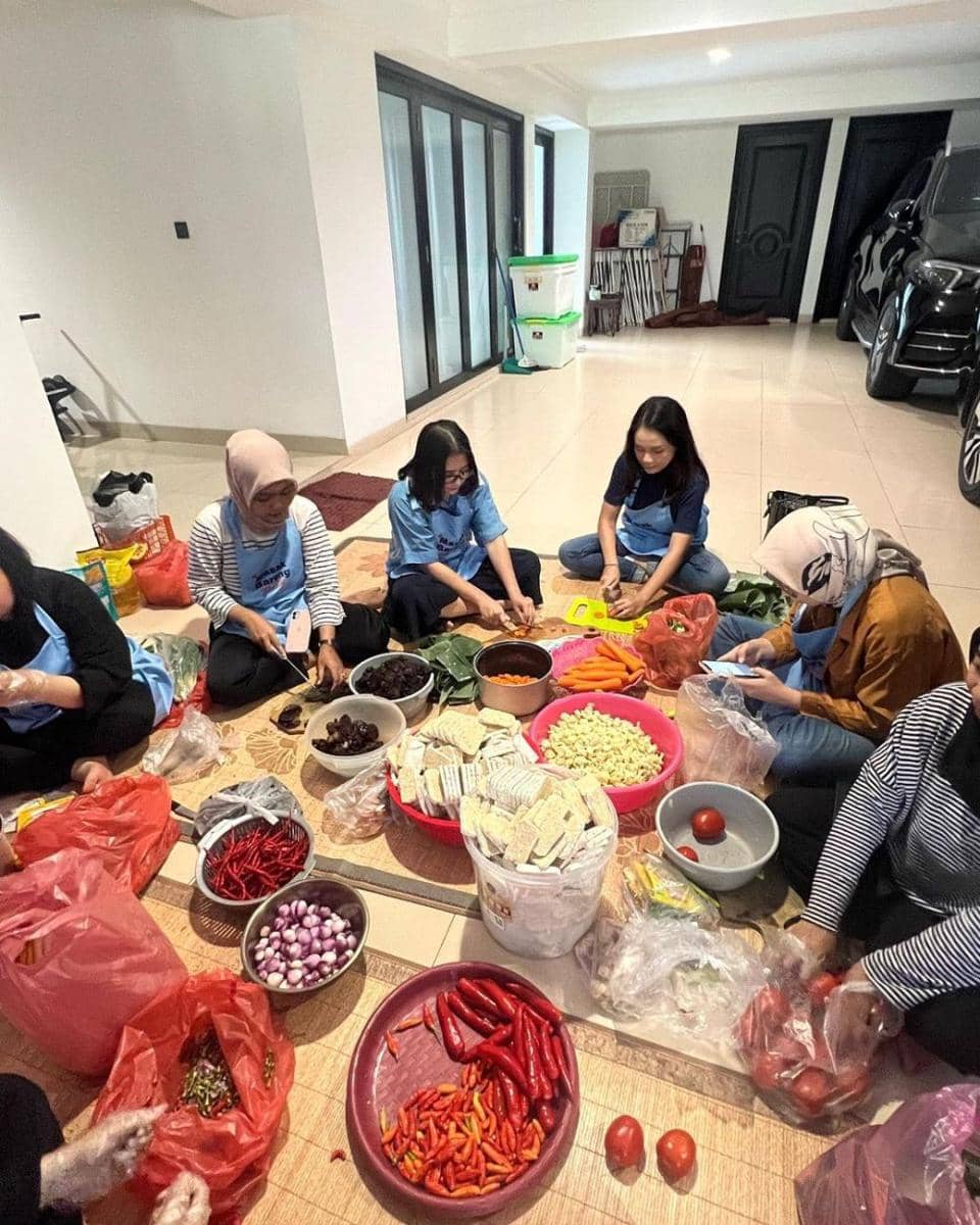 momen Prilly Latuconsina bagi-bagi makanan gratis (instagram.com/prillylatuconsina96)
