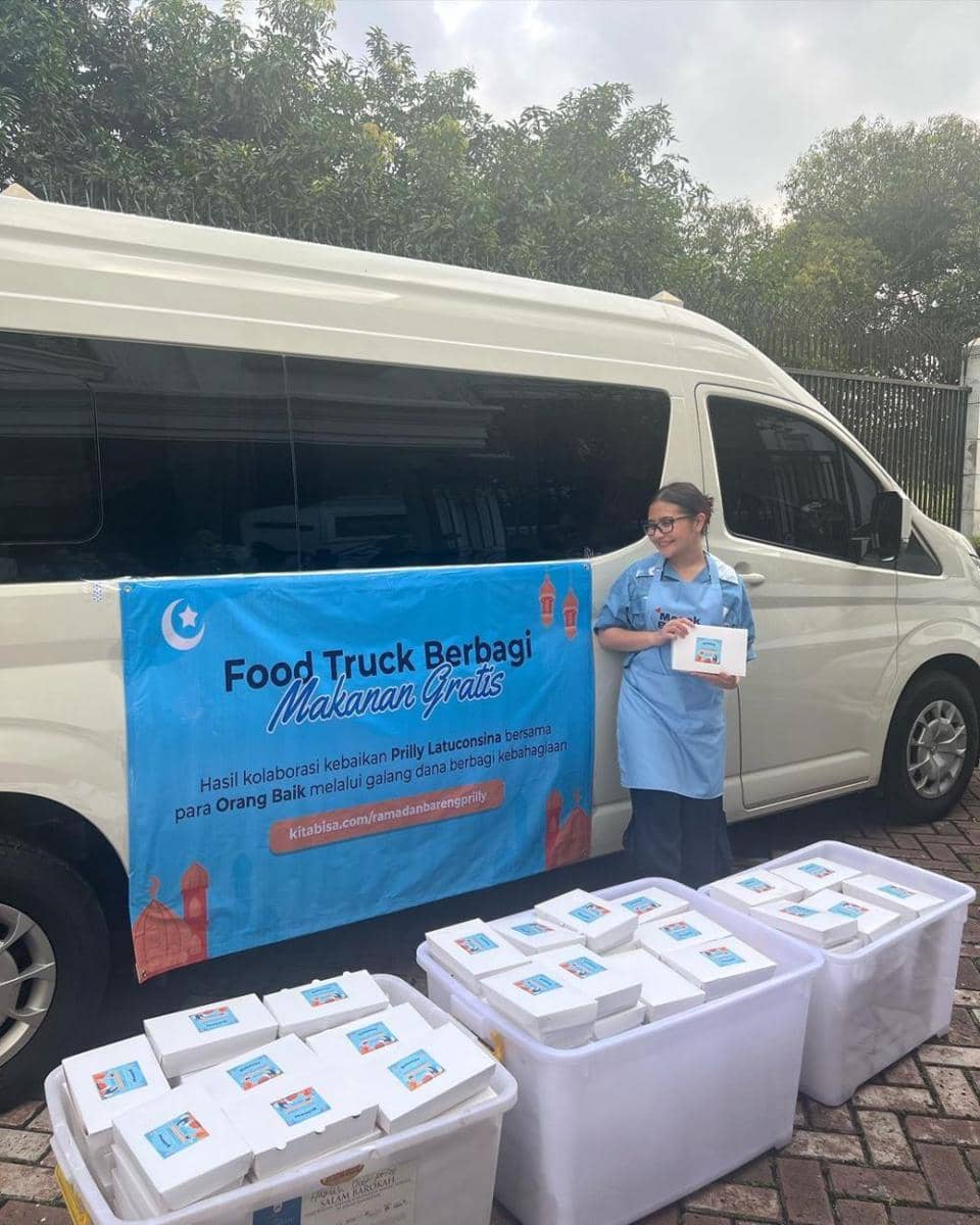 momen Prilly Latuconsina bagi-bagi makanan gratis (instagram.com/prillylatuconsina96)