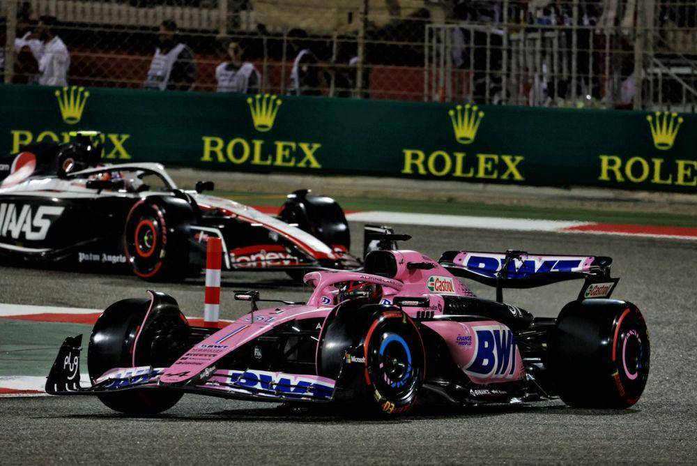 Potret mobil balap Alpine selama berlangsungnya balapan Grand Prix Bahrain musim ini. (twitter.com/AlpineF1Team)
