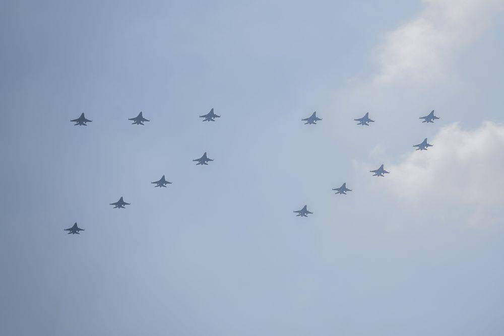 Atraksi pesawat F-16 membentuk angka 77 saat peringatan HUT ke-77 TNI AU di Lanud Halim Perdanakusuma, Jakarta, Minggu (9/4/2023). Peringatan HUT ke-77 TNI AU tersebut mengangkat tema "Profesional, Tangguh dan Modern sebagai Angkatan Udara yang Disegani di Kawasan. (ANTARA FOTO/Galih Pradipta)