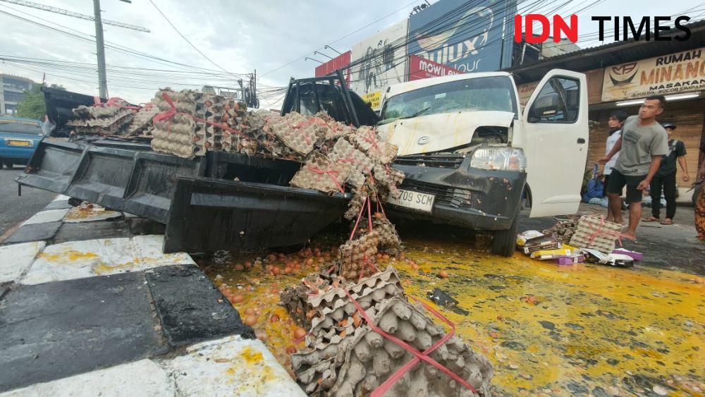 Tabrakan Beruntun, Jalan Raya Bogor Depok Dibanjiri Pecahan Telur
