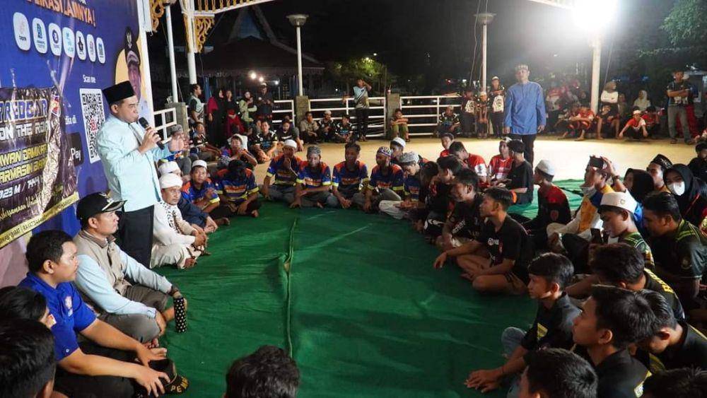 Wakil Walikota Banjarmasin, Arifin Noor menyapa relawan pemadam kebakaran di Kota Banjarmasin.