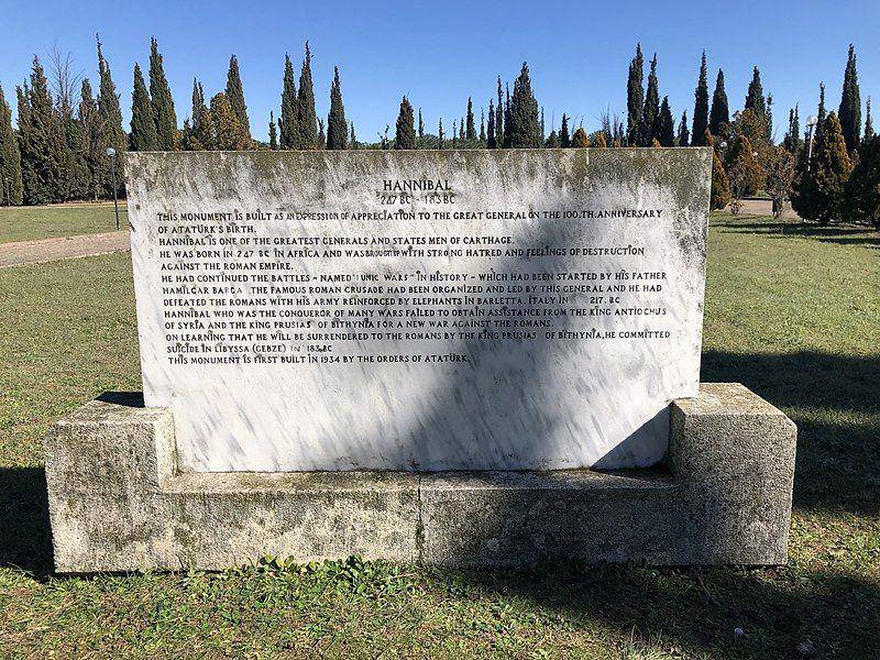 makam dan memorial dari Hannibal yang berada di Gebze, Turki (commons.wikimedia.org/Yamen)