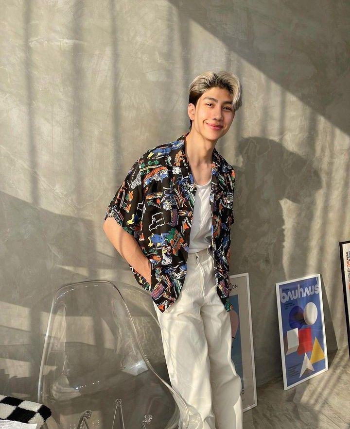 outfit kemeja bermotif ala Mond Tanutchai (instagram.com/mond_tanutchai)