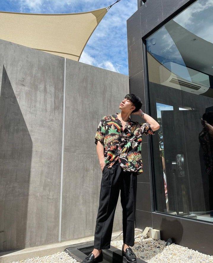 outfit kemeja bermotif ala Mond Tanutchai (instagram.com/mond_tanutchai)