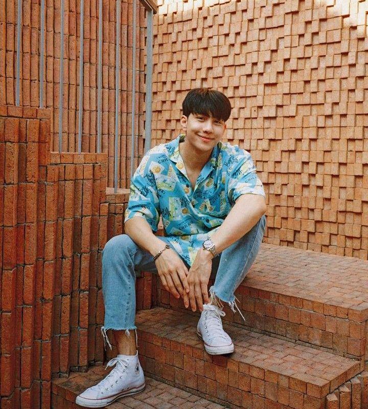 outfit kemeja bermotif ala Mond Tanutchai (instagram.com/mond_tanutchai)