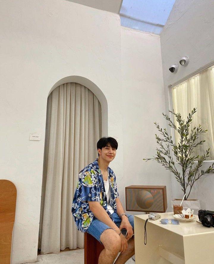 outfit kemeja bermotif ala Mond Tanutchai (instagram.com/mond_tanutchai)