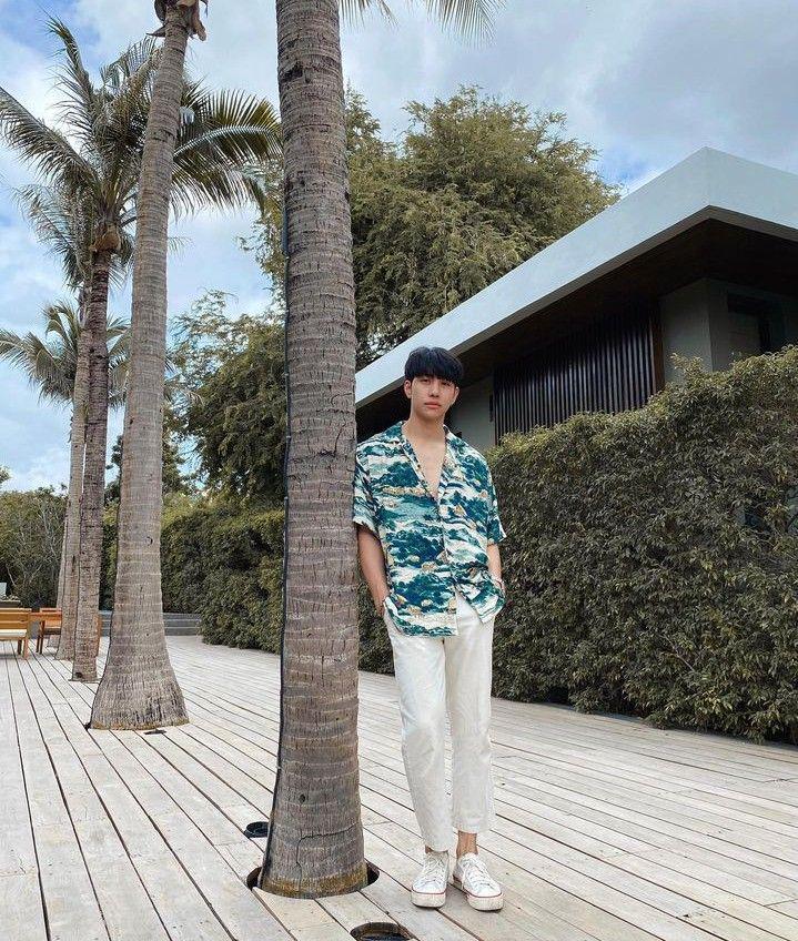 outfit kemeja bermotif ala Mond Tanutchai (instagram.com/mond_tanutchai)