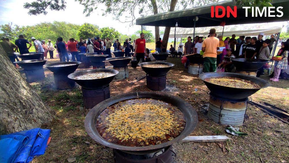 Memperingati Nuzul Qur'an atau 17 Ramadan, warga Gampong Baro, Kecamatan Meuraxa, Kota Banda Aceh, memasak 24 belanga Kuah Beulangong. (IDN Times/Muhammad Saifullah)