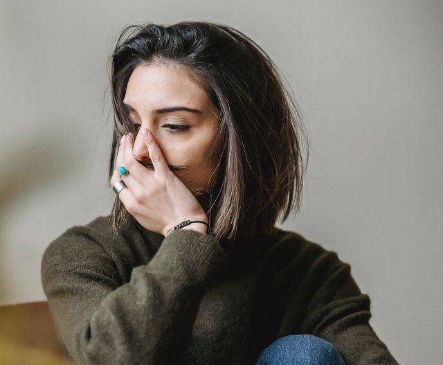 gambar perempuan yang merasa malu dan takut (pexels.com/Liza Summer )