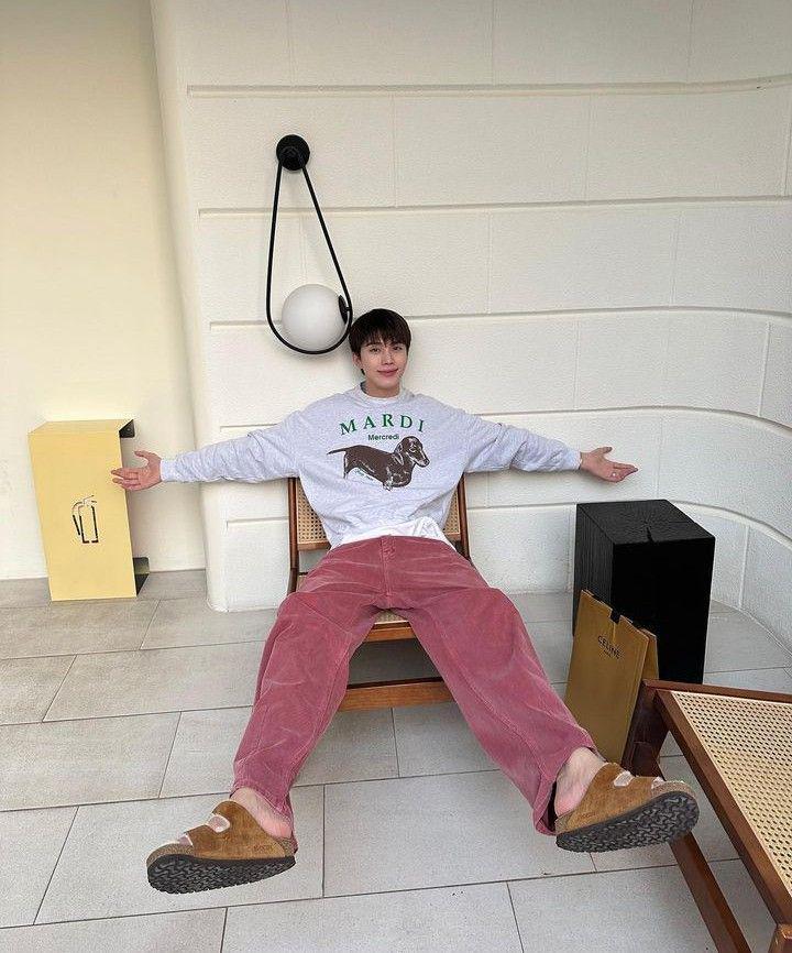 outfit sweatshirt ala Sarin Ronnakiat (instagram.com/inpitar)
