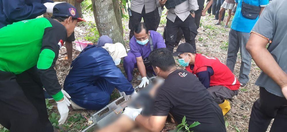 Evakuasi jenazah di Sungai Miri, Bantul. (Dok. Polres Bantul)
