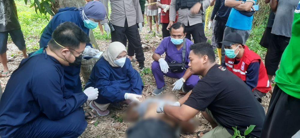 Evakuasi jenazah dari Sungai Miri, Bantul. (Dok. Polres Bantul)