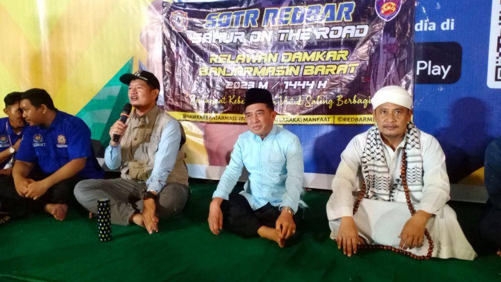 Kebersamaan sambil menunggu makan sahur bersama di moment sahur on the road.