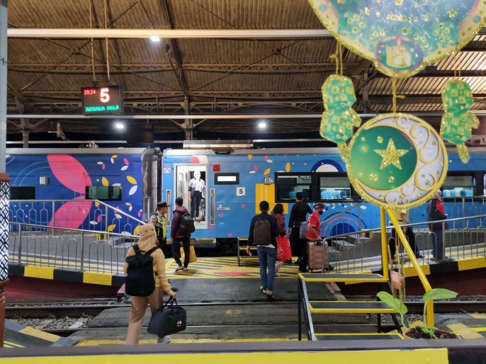 Ilustrasi penumpang di stasiun kereta api. (Dok. KAI Daop 6)