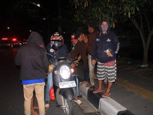 Nasi bungkus dibagikan gratis disetiap warga yang ada di jalanan.
