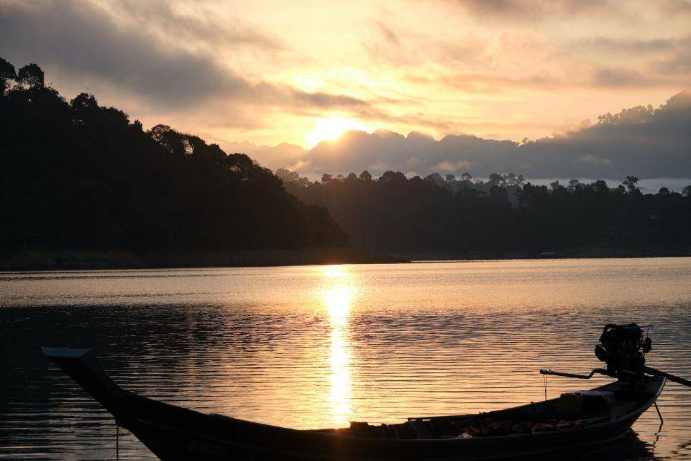Taman Nasional Khao Sok (unsplash.com/Joe Green)