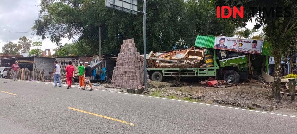 Truk yang terlibat kecelakaan beruntun di jalan raya Padang Panjang - Bukittinggi, Minggu (9/4/2023). Doc IDN Times