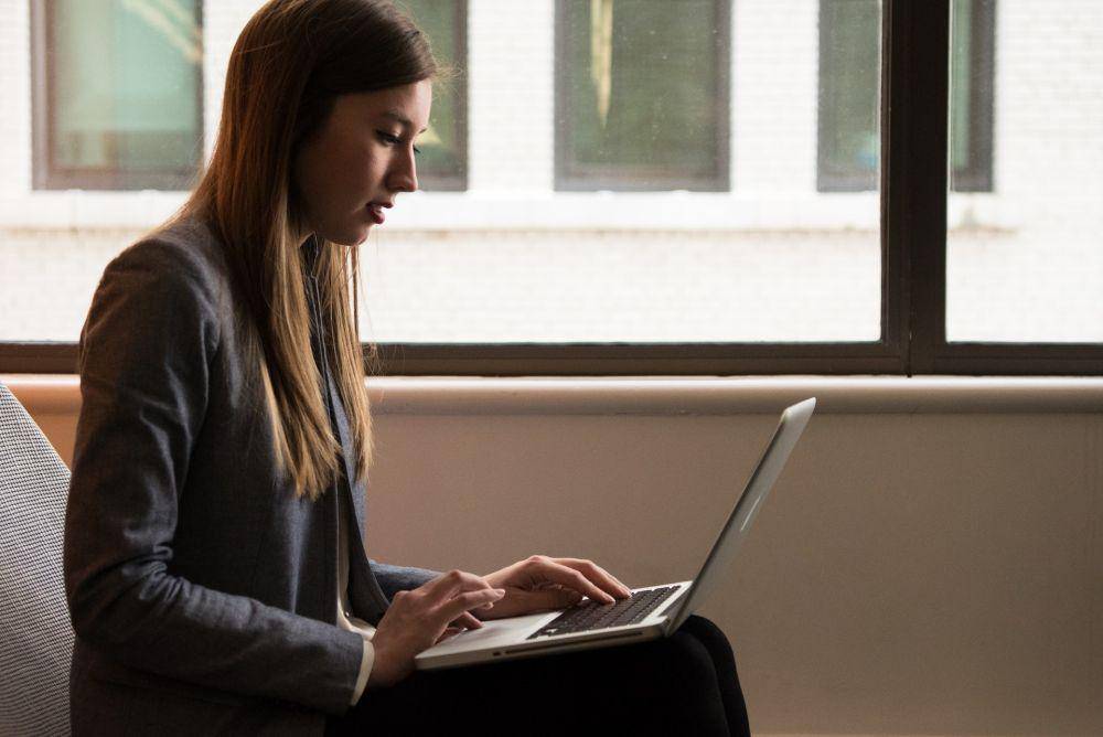 ilustrasi wanita sedang menggunakan laptop (pexels.com/Christina Morillo)