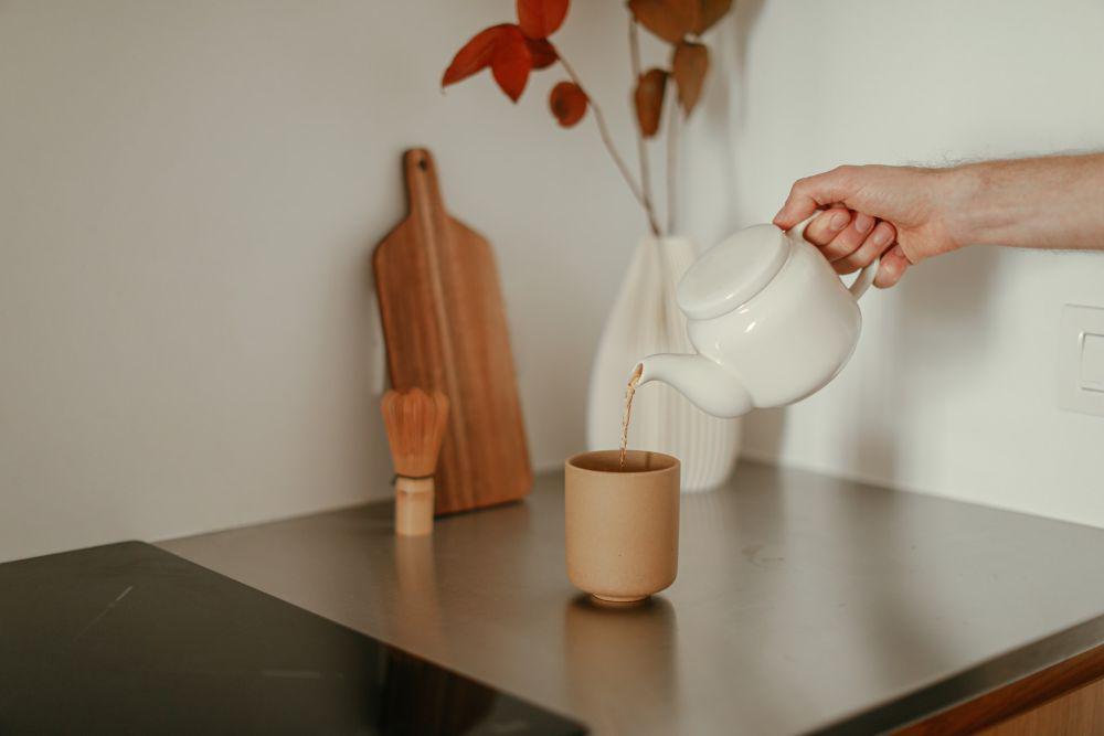 ilustrasi menuangkan air teh (pexels.com/Cup of Couple)