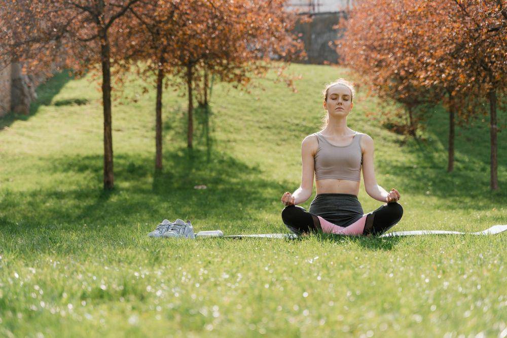 ilustrasi meditasi (pexels.com/MART PRODUCTION)
