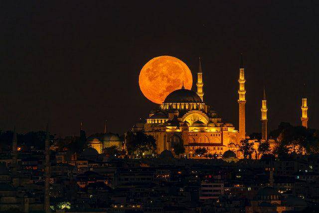 ilustrasi malam lailatul qadar (pexels.com/Yasir Gürbüz)