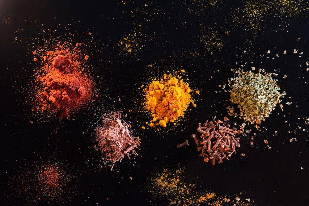 ilustrasi bumbu dapur (unsplash.com/@theocrazzolara)