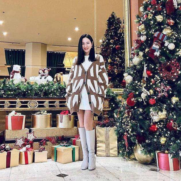 Son Ye Jin (instagram.com/yejinhand)